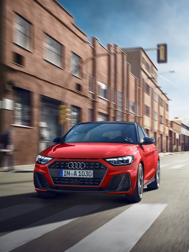 audi rojo calle